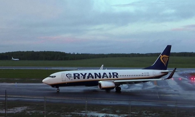 সাংবাদিককে গ্রেফতার করতে ‘বোমার নাটক’ সাজিয়ে বিমান ঘুরিয়ে নিলো বেলারুশ