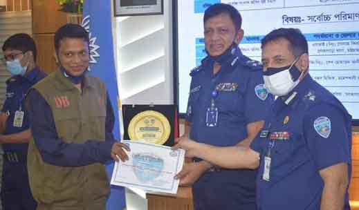 সম্মাননা স্মারক পেলেন কক্সবাজারে ডিবি ওসি শেখ মোহাম্মদ আলী