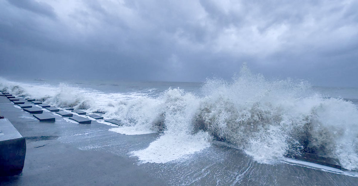 ধামড়া থেকে ৪০ কিমি দূরে ইয়াস, দুপুরে আছড়ে পড়ার শঙ্কা