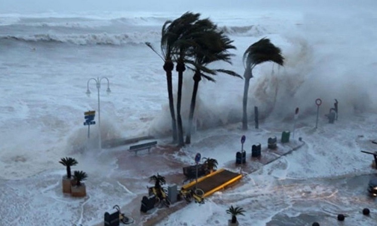 ওড়িশায় ১৪০ কিলোমিটার গতিতে ইয়াসের আঘাত শুরু