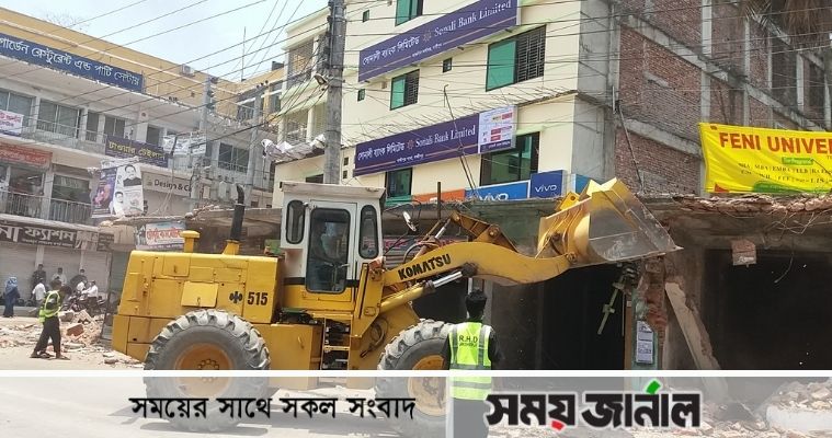 লক্ষ্মীপুরে ১১ টি দোকান গুড়িয়ে দিয়েছে প্রশাসন, ব্যবসায়ীদের ক্ষোভ