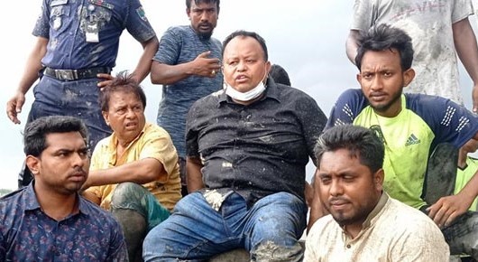 এমপির গায়ে কাদা ছুড়ে মারলেন স্বেচ্ছাশ্রমে বেড়িবাঁধ মেরামতকারীরা