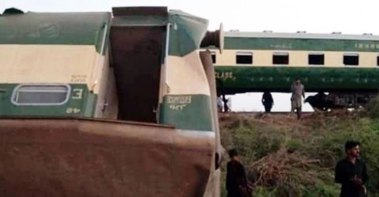 পাকিস্তানে দুই ট্রেনের সংঘর্ষে নিহত ৩০
