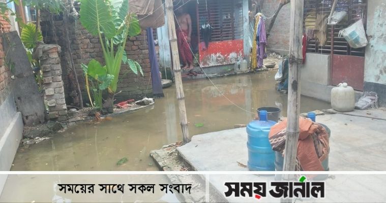 বৃষ্টিতে সাতক্ষীরা শহরে জলাবদ্ধতা, পানি নিষ্কাশনের বাঁধা মৎস্যঘের