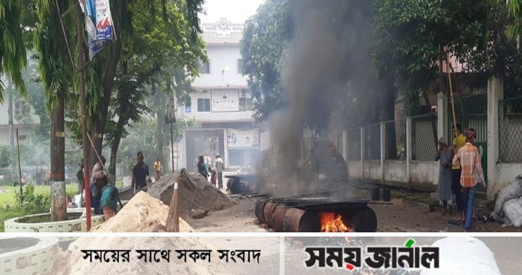 তিতুমীর কলেজে বন্ধে চলছে সংস্কার কাজ