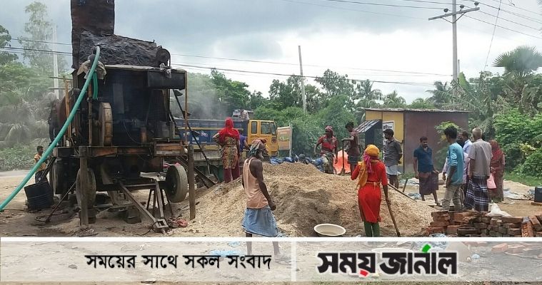 লক্ষ্মীপুরে এলজিইডি’র পিচ ঢালাইয়ে নিন্মমানের পাথর ব্যবহার