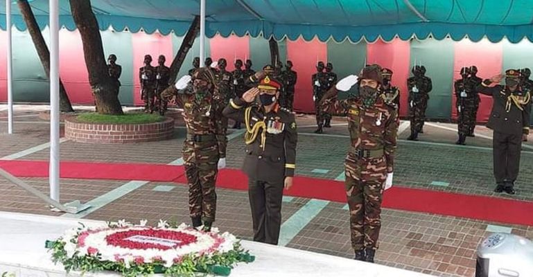 টুঙ্গিপাড়ায় বঙ্গবন্ধুর সমাধিতে নবনিযুক্ত সেনা প্রধানের শ্রদ্ধা