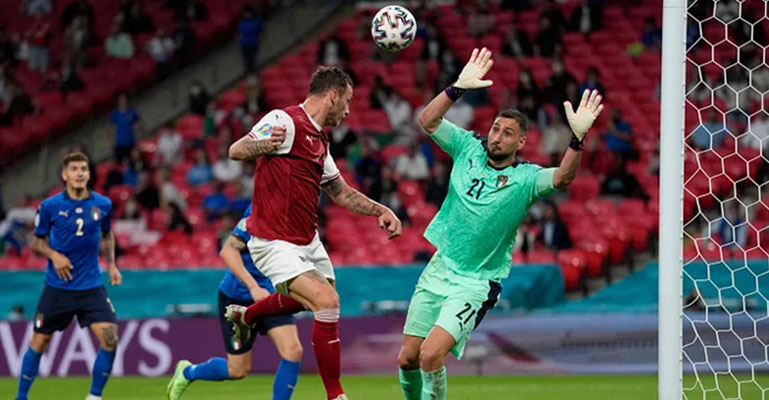 রেকর্ড গড়ে শেষ আটে ইতালি