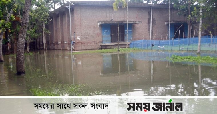 জোয়ার এলেই ডোবে মোড়েলগঞ্জের সরকারি খাদ্যগুদামের চারপাশ