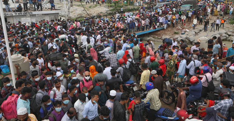 শিমুলিয়া ঘাটে ঘরমুখো মানুষের ভিড়