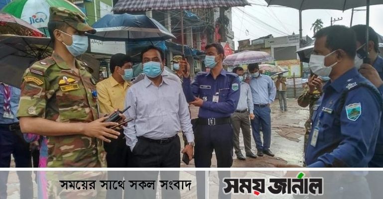 নাটোরে লকডাউন কার্যকরে বৃষ্টি উপেক্ষা করে মাঠে প্রশাসন