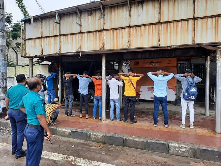 লক ডাউন অমান্যের দায়ে জেল-জরিমানা গুণলেন ৬১৭ জন