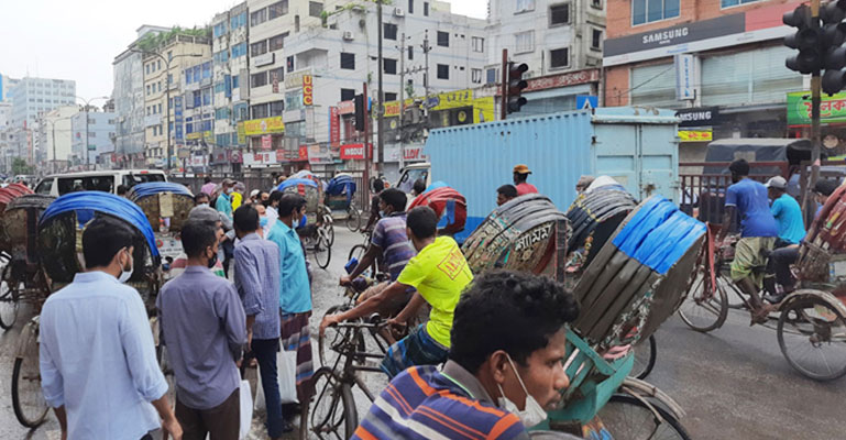 লকডাউনেও সড়কে বেড়েছে চলাচল