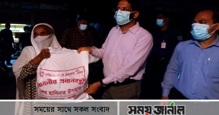 রাতের আঁধারে অসহায়দের ত্রাণ দিলো লক্ষ্মীপুর জেলা প্রশাসক