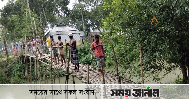 পারাপারে দুর্ভোগ, বাঁশের সাঁকো নির্মাণ করলো গ্রামবাসী