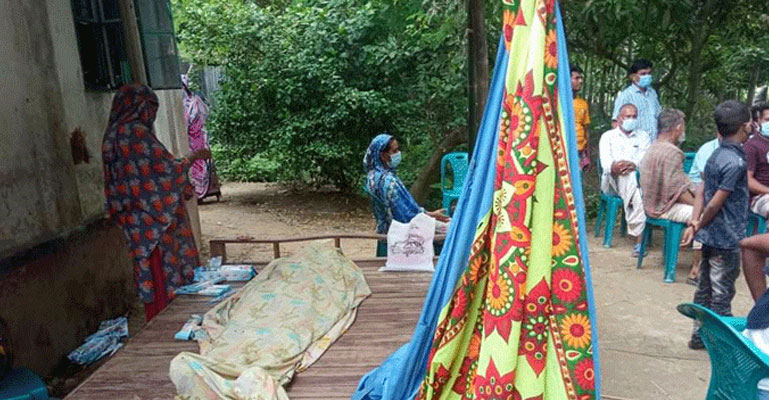 খোলা আকাশের নিচে বাবার লাশ রেখে জমির ভাগ-বাটোয়ারা!