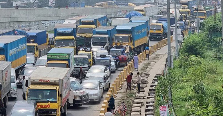 দুই মহাসড়ক অবরোধ: ৪ মাস বেতন না পেয়ে শ্রমিকরা রাস্তায়