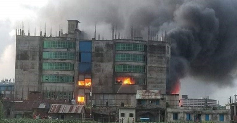 ১২ ঘণ্টায়ও নিয়ন্ত্রণে আসেনি ফ্যাক্টরির আগুন, নিহত বেড়ে ৩