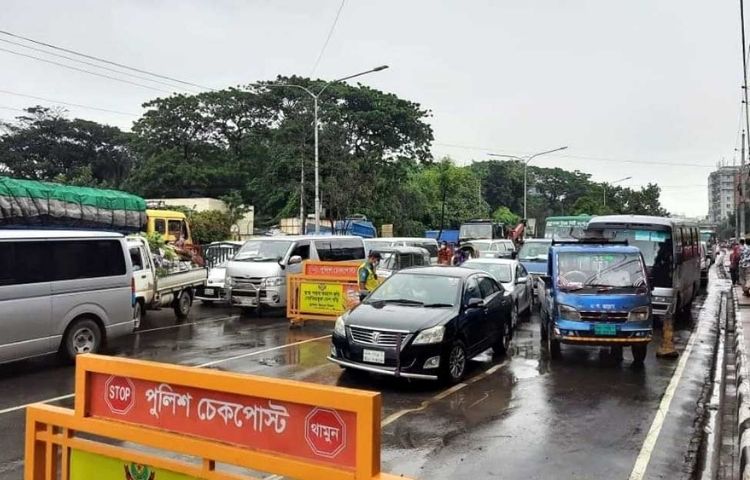 লকডাউন: ব্যক্তিগত গাড়ি বাড়ছে সড়কে