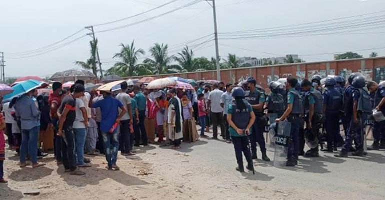 গাজীপুরে বকেয়া বেতন-ভাতার দাবিতে সড়ক অবরোধ