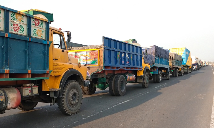 ঢাকা-টাঙ্গাইল মহাসড়কে মধ্যরাত থেকে তীব্র যানজট