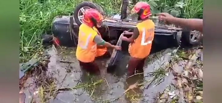 গজারিয়ায় প্রাইভেটকার খাদে পড়ে তিনজন নিহত