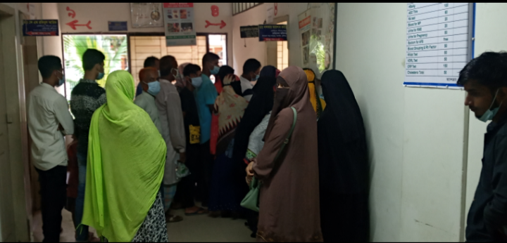 গজারিয়ায় কঠোর লকডাউনে হাসপাতাল প্রাঙ্গণসহ জনবহুল এলাকায় স্বাস্থ্য বিধি লঙ্ঘন