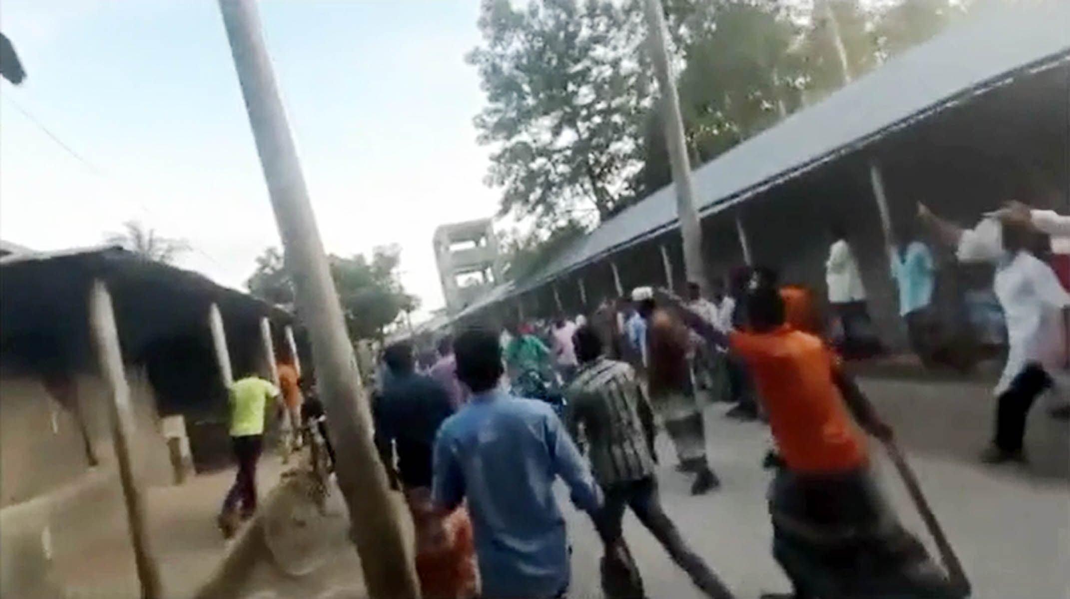 কুড়িগ্রামে জনসমাগম ঠেকাতে গিয়ে ধাওয়া খেলো পুলিশ!