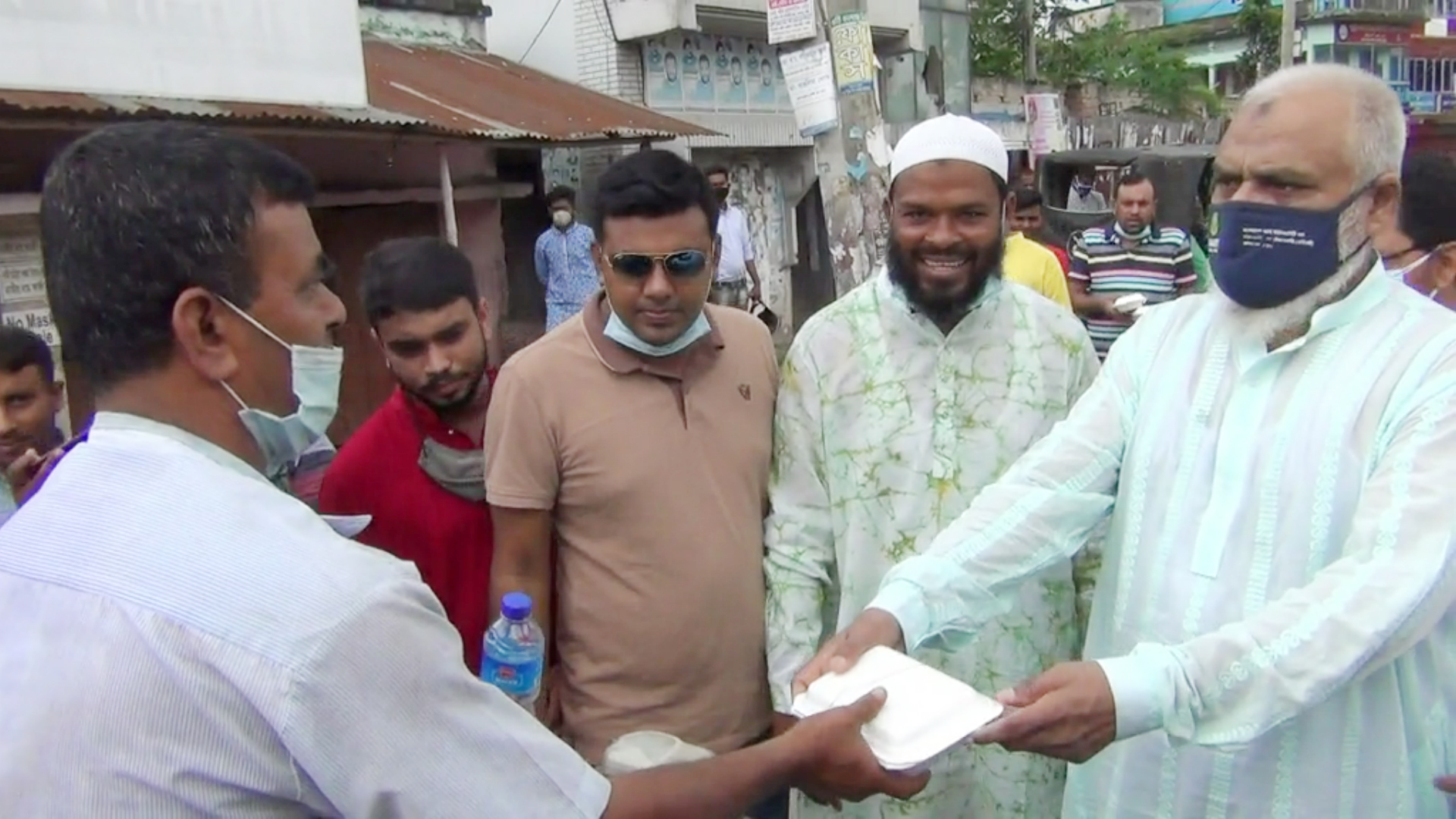 দুলুর জন্মদিনে খাবার বিতরণ করলেন নাটোর বিএনপির নেতাকর্মীরা