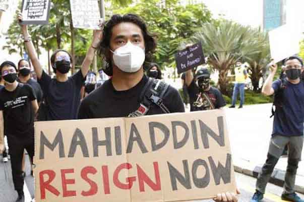 উত্তাল মালয়েশিয়া : প্রধানমন্ত্রীর পদত্যাগের দাবিতে একজোট আনোয়ার-মাহাথির