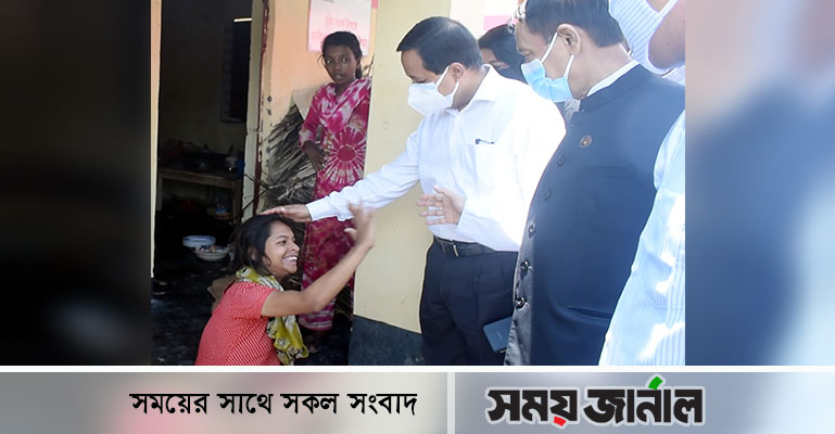 ফরিদপুরে প্রতিবন্ধী বৃষ্টির মাথায় মানবতার ছাতা