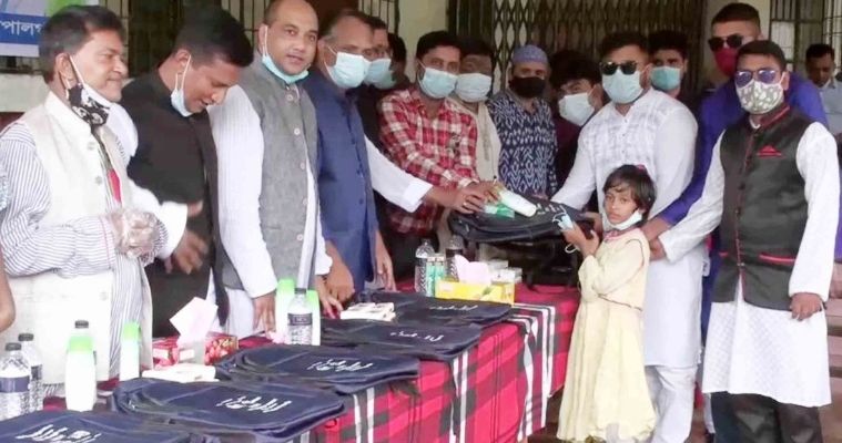 টুঙ্গিপাড়ায় শিক্ষার্থীদের মাঝে শিক্ষা উপকরণ বিতরণ