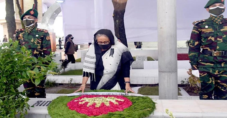 জাতীয় শোক দিবসে বঙ্গবন্ধুর প্রতিকৃতিতে প্রধানমন্ত্রীর শ্রদ্ধা