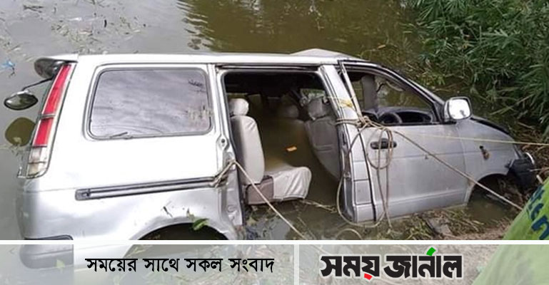 কক্সবাজারে নিয়ন্ত্রণ হারিয়ে মাইক্রোবাস পুকুরে, নিহত ৭