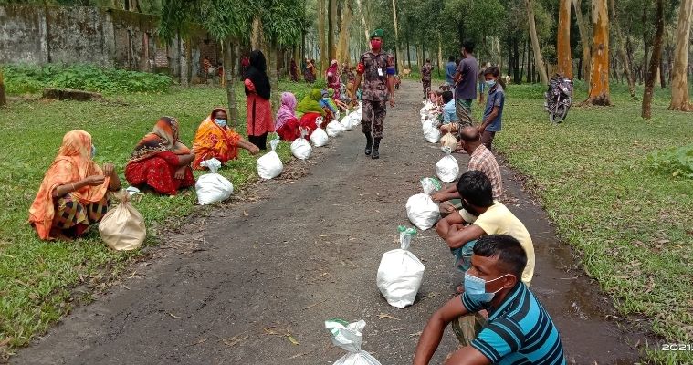 লালমনিরহাটে বিজিবি’র খাদ্য সামগ্রী বিতরণ