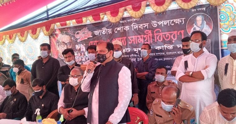 প্রধানমন্ত্রী নিম্নআয়ের প্রতিটি মানুষকে দিচ্ছে এক বস্তা চাল