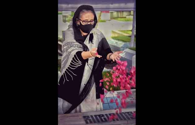 শোকের সমুদ্র সামলে কাজ করে যাচ্ছেন তিনি