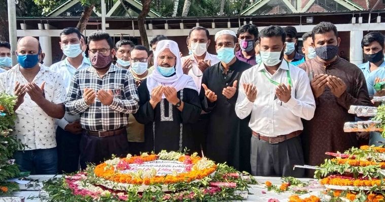 টুঙ্গিপাড়ায় বঙ্গবন্ধুর সমাধিতে পদক্ষেপের শ্রদ্ধা