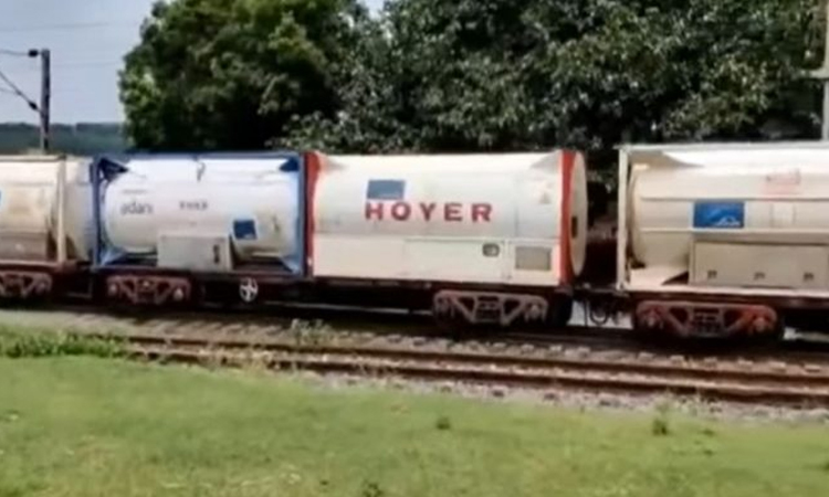 ভারত থেকে আসছে আরও ১৯৮ মেট্রিক টন তরল অক্সিজেন