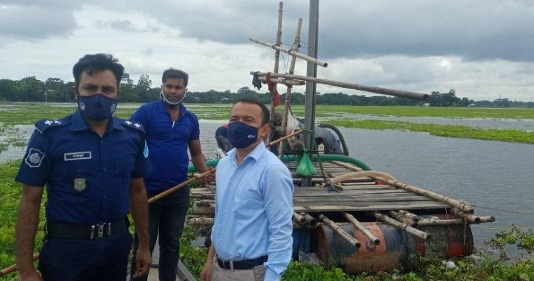 নগরকান্দায় ভ্রাম্যমাণ আদালতের অভিযান, অবৈধ ড্রেজার ধ্বংস