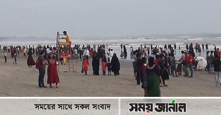 কক্সবাজার সমুদ্র সৈকতে আনন্দমুখর সময় পার করছেন পর্যটকরা