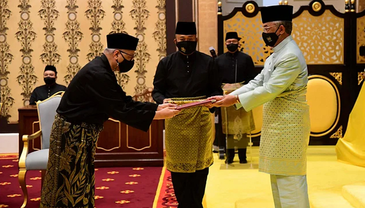 শপথ নিলেন মালয়েশিয়ার নতুন প্রধানমন্ত্রী