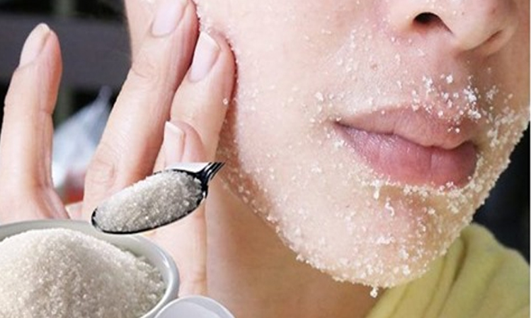 উজ্জ্বল ত্বক পেতে মুখে চিনি মাখুন
