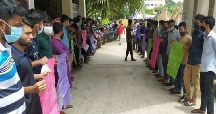 সশরীরে পরীক্ষা নিতে কুবি শাখা ছাত্রলীগের মানববন্ধন ও স্মারকলিপি প্রদান