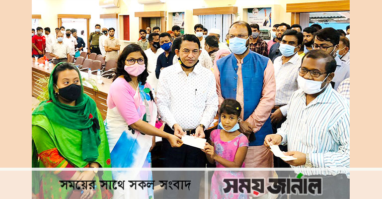 লক্ষীপুরে বেদে ও অনগ্রসর শিক্ষার্থীদের মাঝে চেক বিতরণ