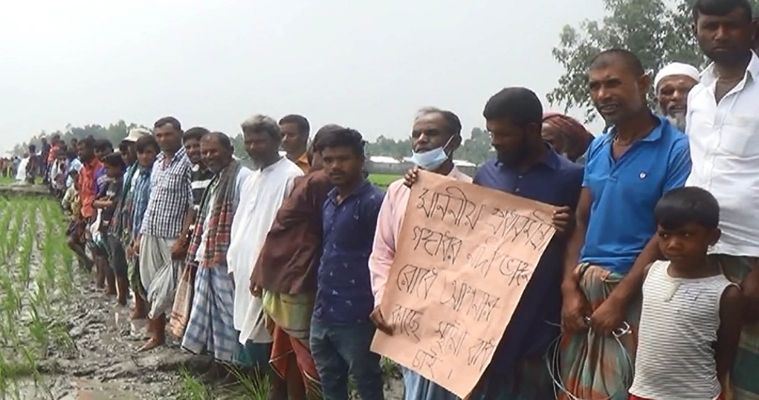 কুড়িগ্রামে গঙ্গাধর নদীর ভাঙন রোধে বাঁধের দাবিতে মানবন্ধন