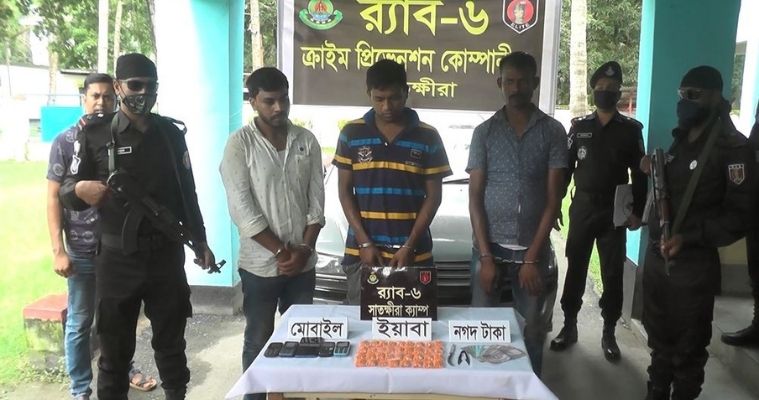 সাতক্ষীরায় ইয়াবা ও পুলিশের স্টিকার লাগানো প্রাইভেটকারসহ তিনজন আটক