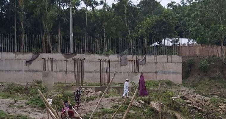 ফরিদপুরে বারাশিয়া নদীতে দুই বছরেও শেষ হয়নি সেতুর নির্মাণ কাজ