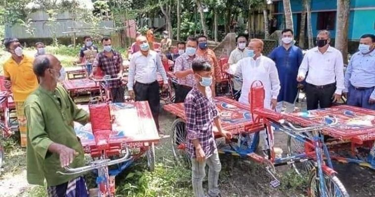 ফরিদপুরে মুজিব শতবর্ষ উপলক্ষে দরিদ্রদের মধ্যে ভ্যান বিতরণ