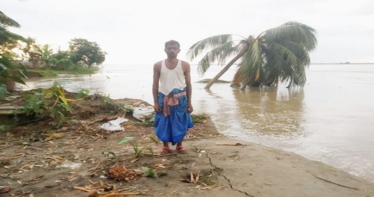 পদ্মার ভাঙন : চরভদ্রাসনে যে কোন সময় বিলীন হতে পারে স্কুল, ক্লিনিক